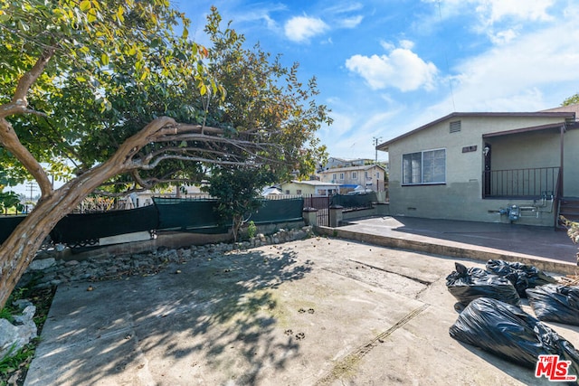 view of yard featuring a patio