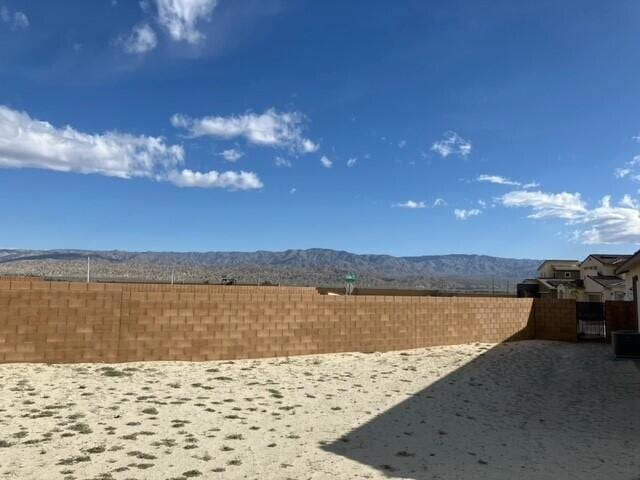 view of yard with a mountain view