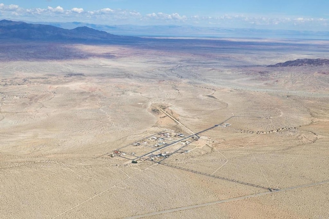 bird's eye view featuring a mountain view