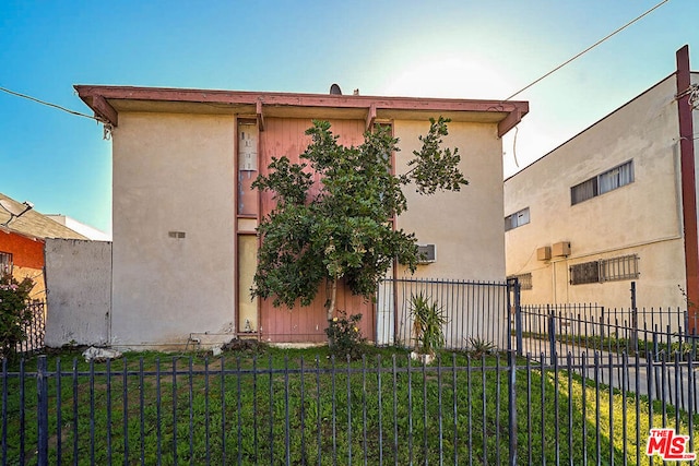 view of front of property with a front yard