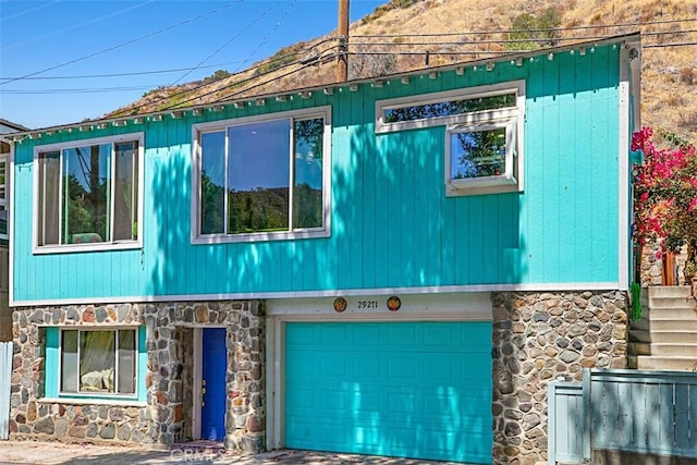 view of front facade featuring a garage