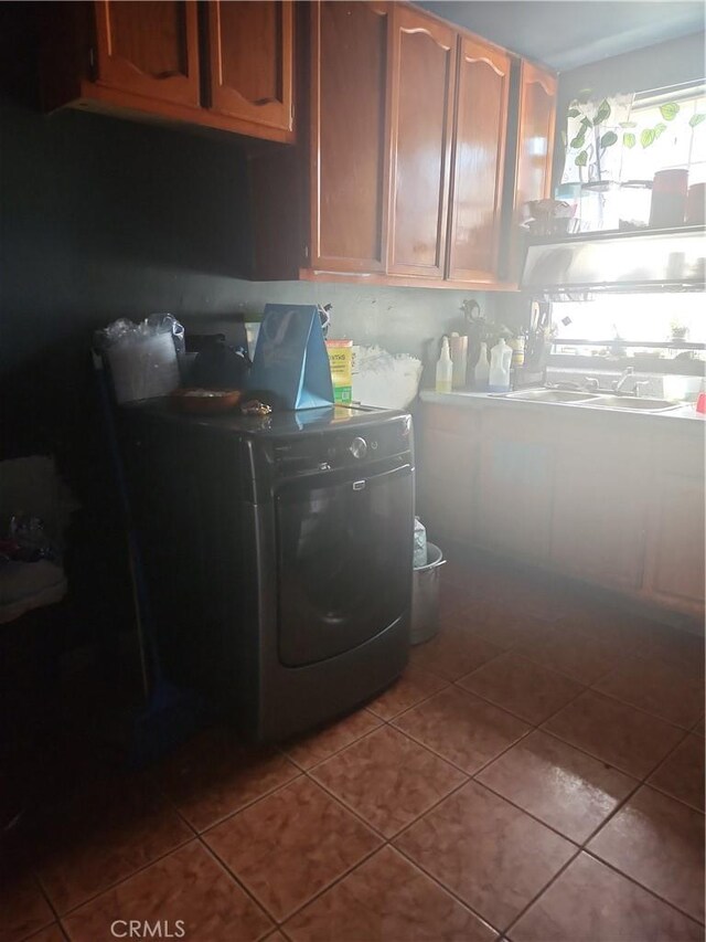 laundry room with cabinets, tile patterned flooring, and washer / clothes dryer