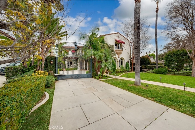 view of front facade featuring a front lawn