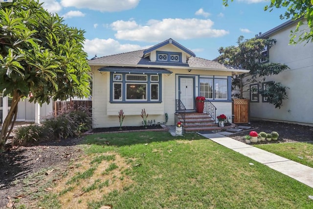 bungalow featuring a front lawn