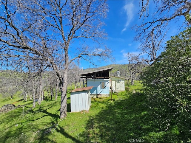 view of yard with an outbuilding