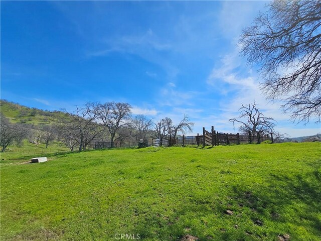 view of yard featuring a rural view