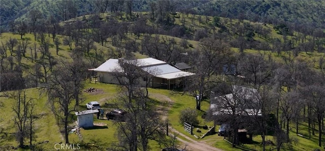 birds eye view of property featuring a forest view