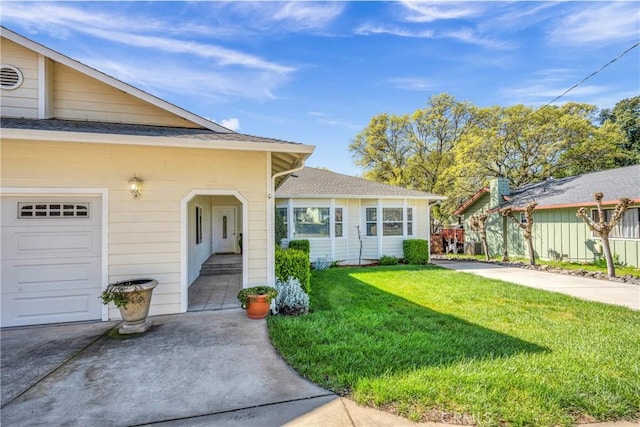 view of front of property featuring a front lawn and a garage