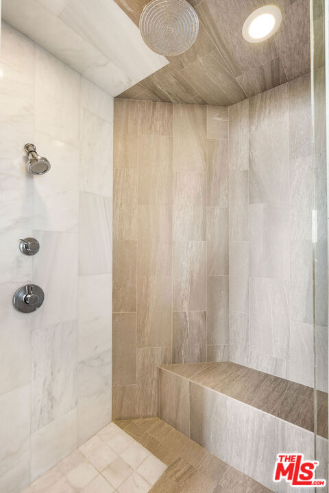 bathroom featuring a tile shower