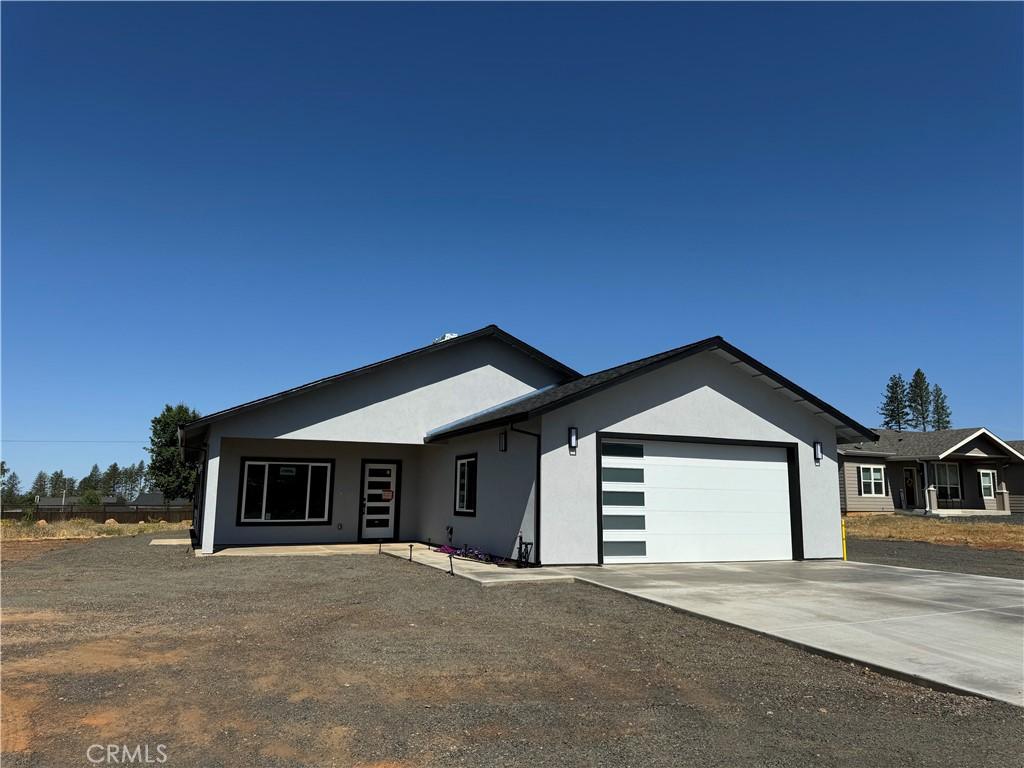 single story home featuring a garage