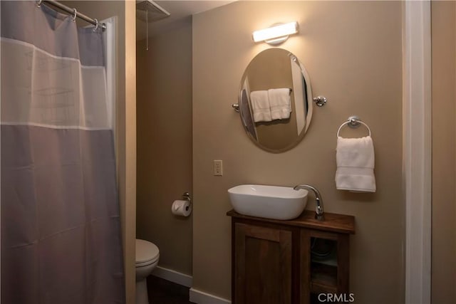 bathroom featuring a shower with curtain, vanity, and toilet