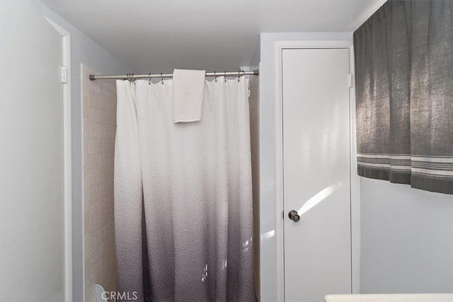 bathroom featuring curtained shower