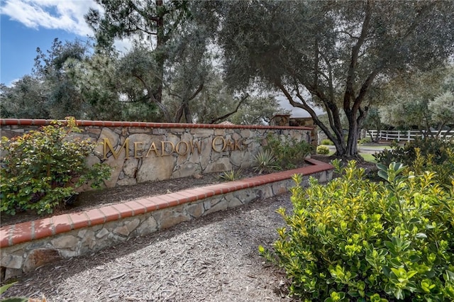 view of community / neighborhood sign