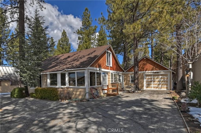 view of front of house with a garage and driveway