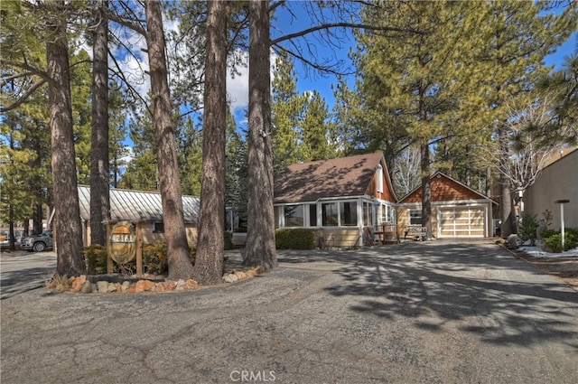 view of front of property featuring a garage