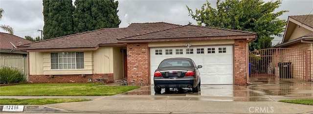 view of front of home featuring a front yard and a garage