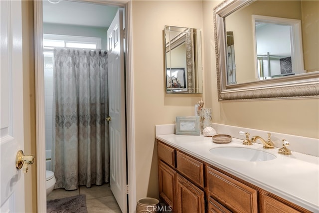 bathroom featuring a shower with curtain, vanity, and toilet