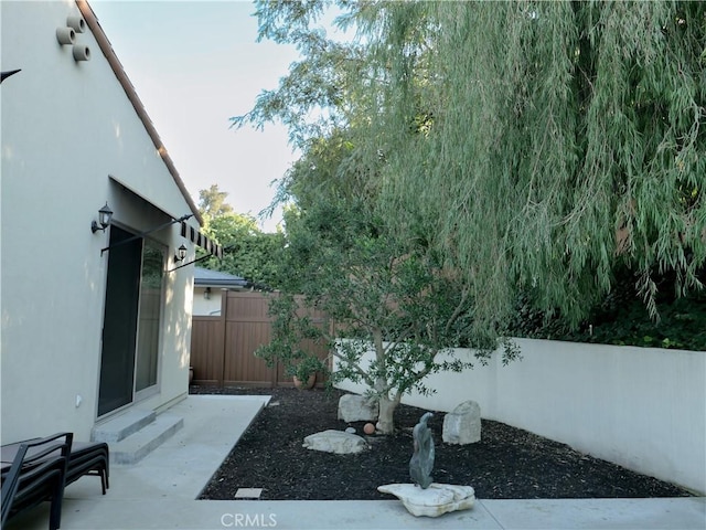 view of yard with a patio