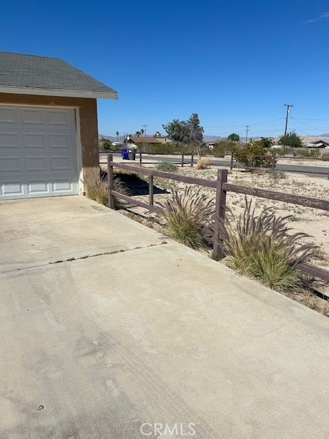 view of yard with a garage and an outdoor structure