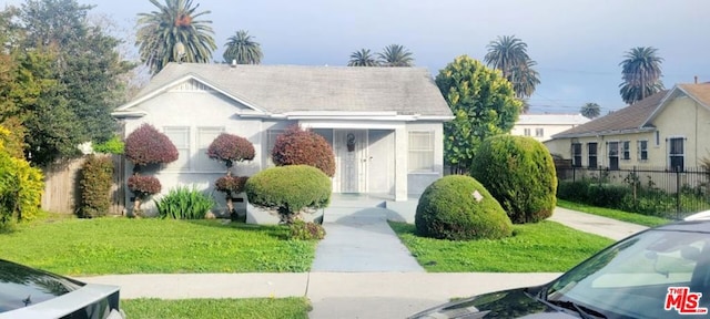 view of front of property featuring a front yard