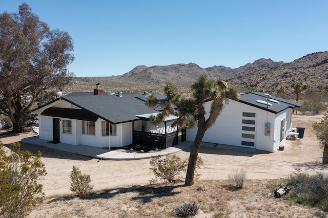 view of front of property with a garage and a mountain view