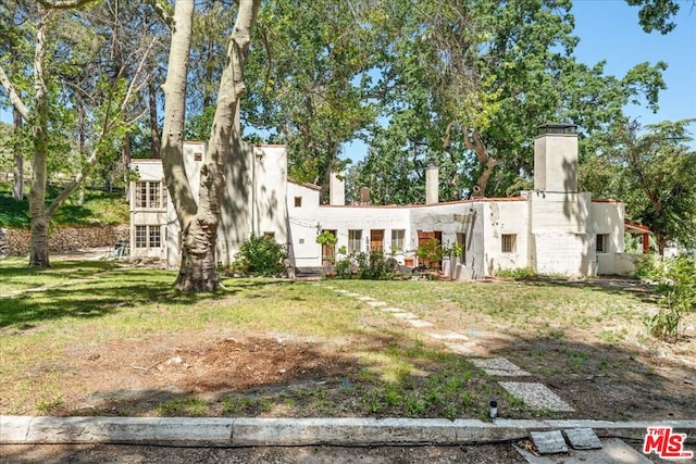 view of front of house featuring a front lawn