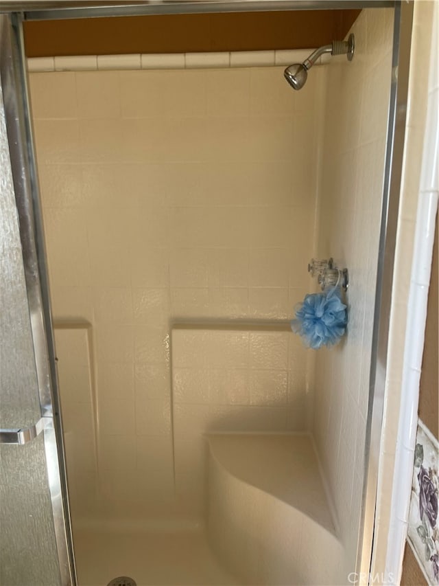 bathroom featuring tiled shower