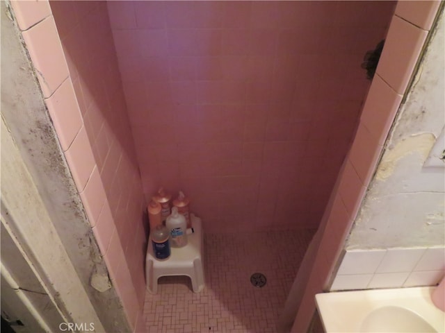 bathroom featuring tiled shower