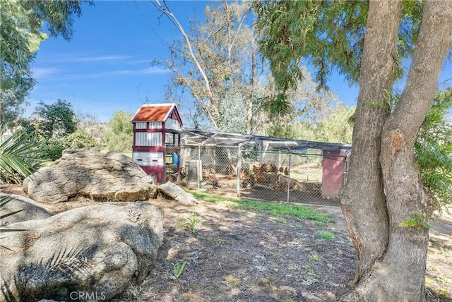 view of yard with an outdoor structure