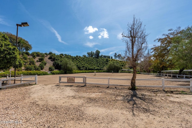 view of yard featuring a rural view