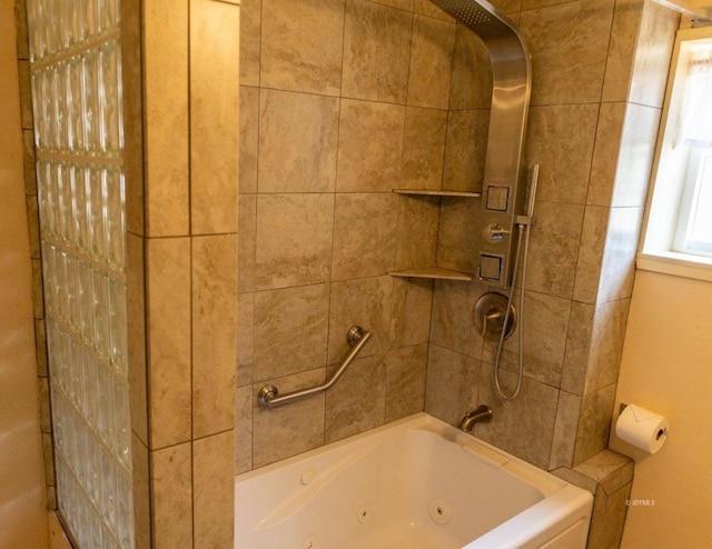 bathroom with tiled shower / bath