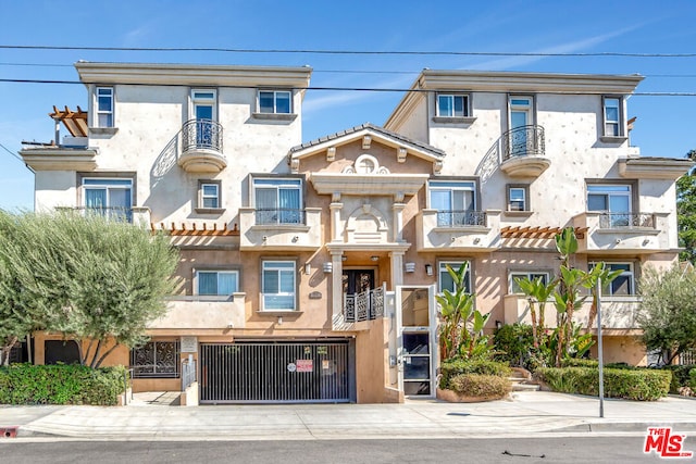 townhome / multi-family property featuring a balcony