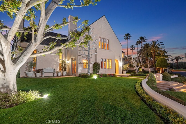 view of front of property featuring a yard