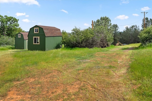 view of yard featuring an outdoor structure