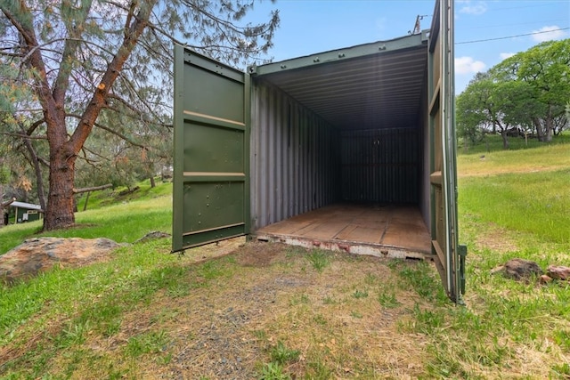 view of shed / structure featuring a lawn