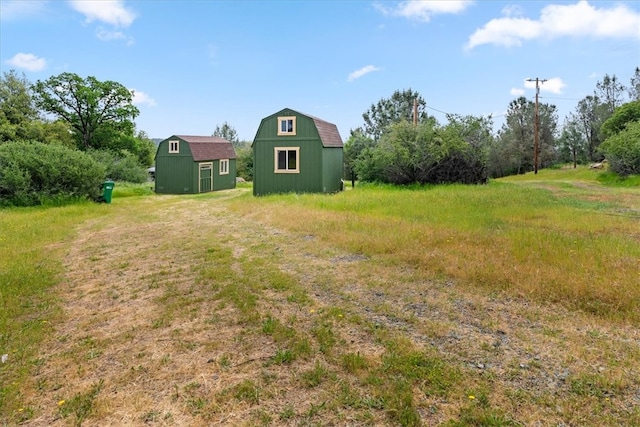 view of yard featuring a shed