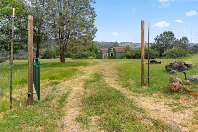 view of yard featuring an outdoor structure