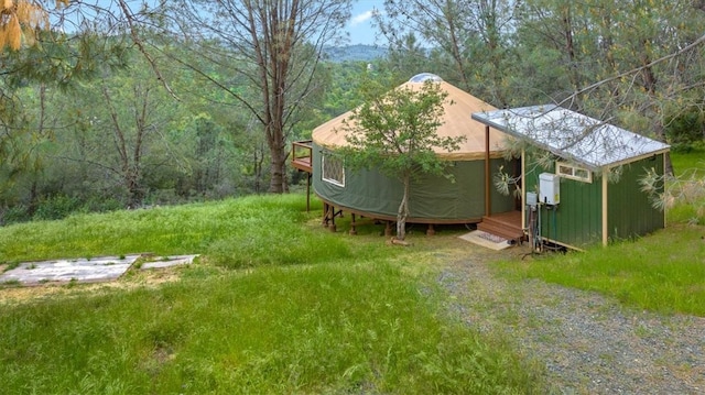 view of yard featuring a storage shed