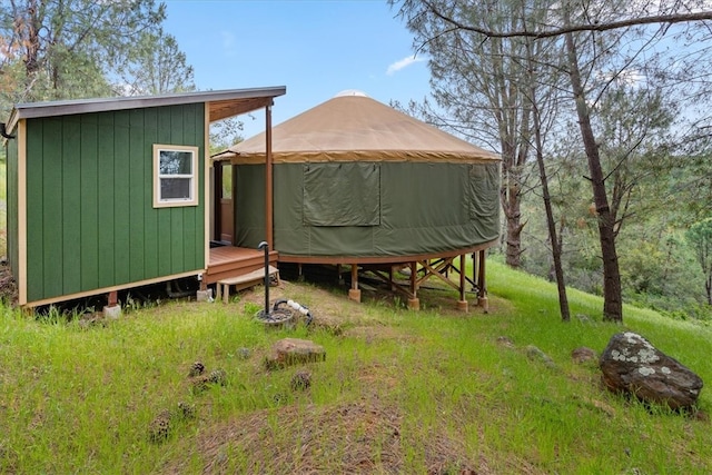 view of yard featuring a shed