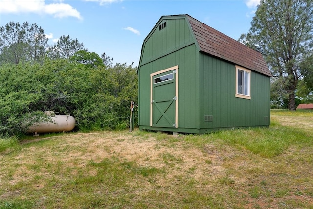 view of shed / structure with a yard