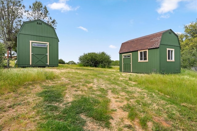 view of yard with a storage unit