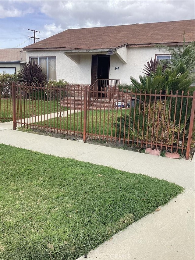 view of front facade with a front lawn