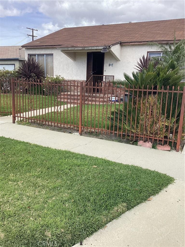 view of front of house featuring a front yard