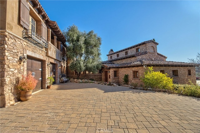 view of property's community featuring a garage