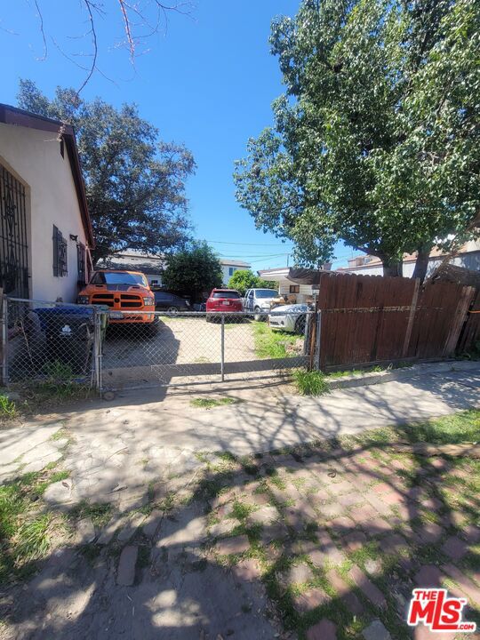 Listing photo 2 for 8019 Towne Ave, Los Angeles CA 90003