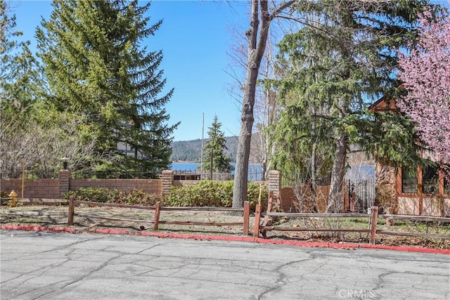 39802 Lakeview Dr Unit 12, Big Bear Lake, CA 92315 - view of gate with a fenced front yard