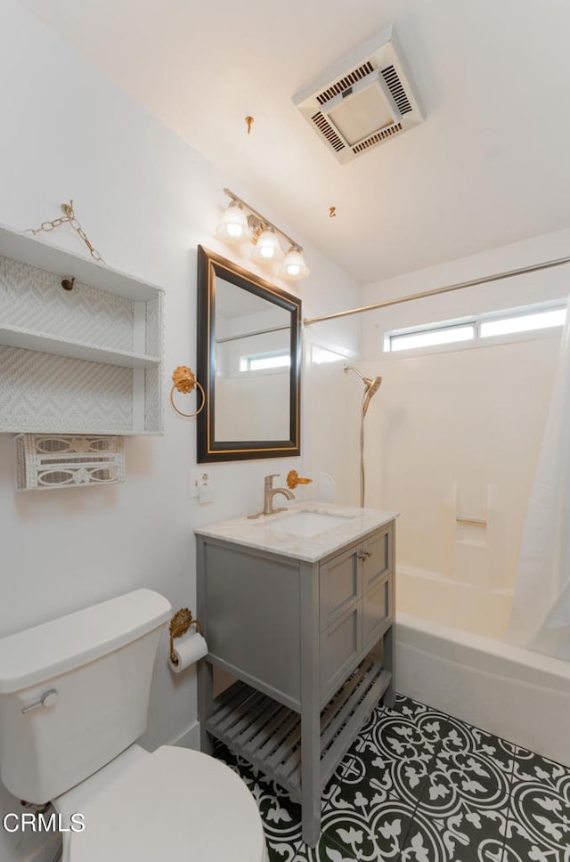 full bathroom featuring toilet, shower / bath combo with shower curtain, and vanity