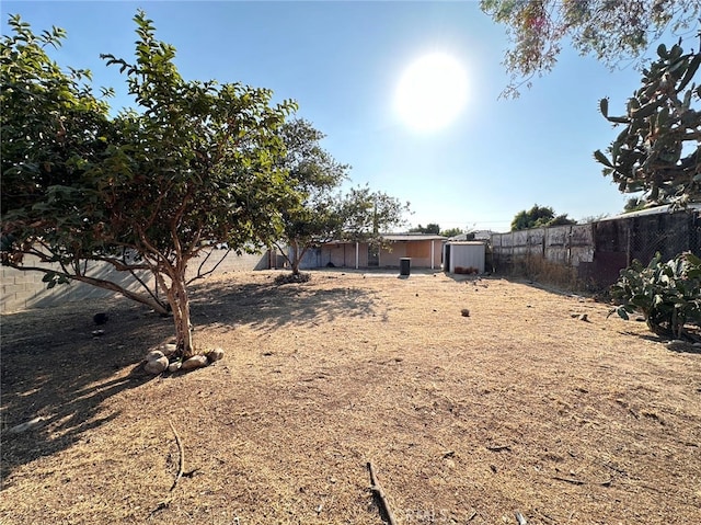 view of yard featuring a storage unit