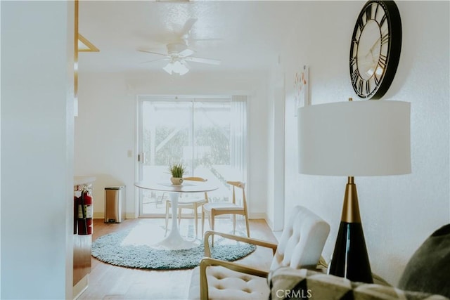 sitting room with ceiling fan