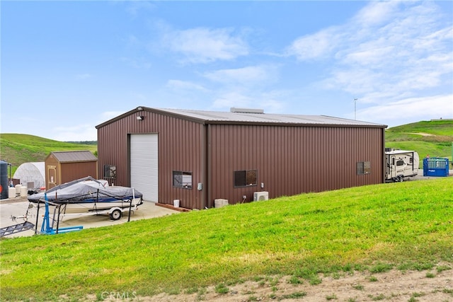 view of outdoor structure featuring a yard